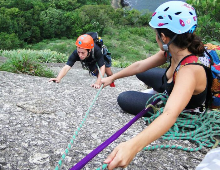 Guia dando segurança para participante