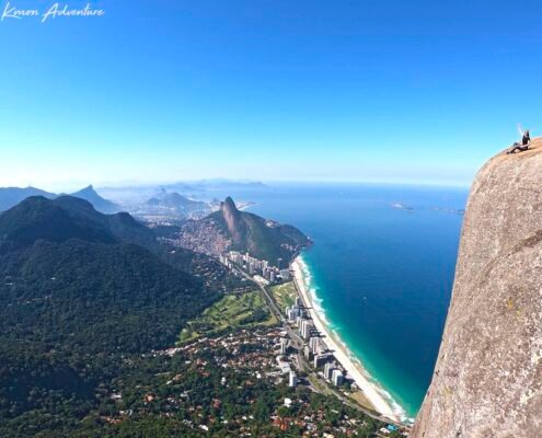 Mesa / topo da Pedra da Gávea @KmonAdventure - Guias profissionais de trilha e escalada